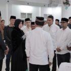 Wali kota Banda Illiza didampingi wakilnya Afdhal Khalilullah, Sekdako Jalaluddin, dan para pejabat teras pemko, memanfaatkan momen tersebut untuk menyampaikan kondisi aktual ibu kota kepada mendagri, minggu (22/02/2026).