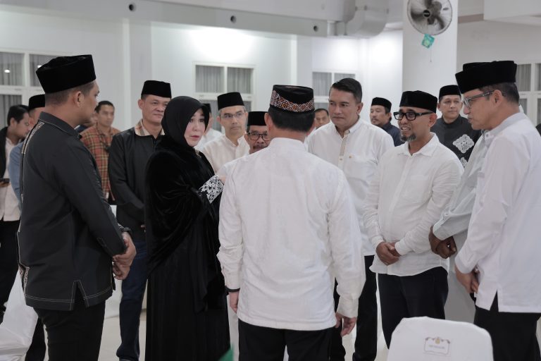 Wali kota Banda Illiza didampingi wakilnya Afdhal Khalilullah, Sekdako Jalaluddin, dan para pejabat teras pemko, memanfaatkan momen tersebut untuk menyampaikan kondisi aktual ibu kota kepada mendagri, minggu (22/02/2026).