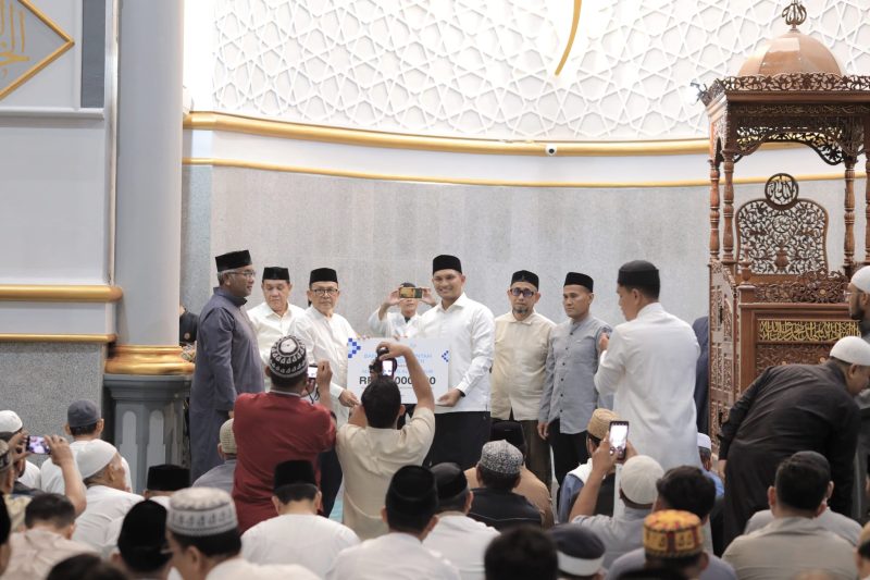 Wakil Wali Kota Banda Aceh, Afdhal Khalilullah, memimpin Safari Ramadan 1447 Hijriah perdana didampingin Sekdako Jalaluddin dan beberapa kepala OPD Pemerintah Kota Banda Aceh, di Masjid Oman Al-Makmur, Gampong Bandar Baru (Lampriet), Senin (23/02/2026) malam.