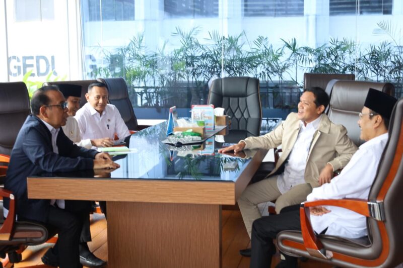 Wakil Gubernur Aceh, Fadhlullah, SE melakukan pertemuan terkait progress Pembangunan Huntara, Huntap & penyaluran DTH Pasca Bencana Hidrometeorologi di Aceh bersama Menko PMK, Mendagri, Mensos di kantor Kemenko PMK, Senin (23/02/2026).