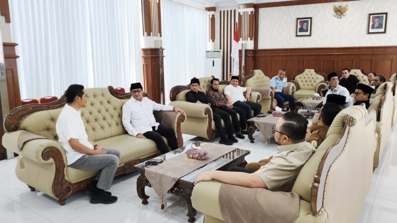 Sekda Aceh, M. Nasir, SIP, MPA, di dampingi asisten pemerintah setda aceh & SKPA terkait menyambut kedatangan Menteri Ekonomi Kreatif Teuku Riefky Harsya, beserta rombongan, di Ruang VIP Bandara SIM, Selasa (24/02/2026).