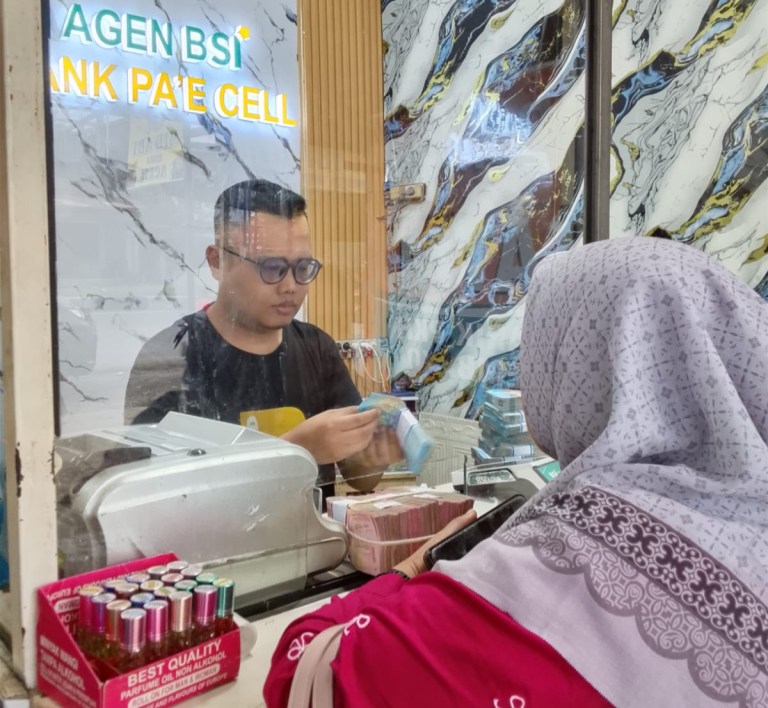 AGEN BSI - Salah satu BSI Agen di Aceh sedang melayani nasabahnya dalam transaksi keuangan.