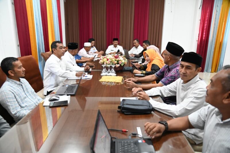 Wakil Bupati Aceh Besar Drs H Syukri A Jalil pimpin rapat FGD Masyarakat Ekonomi Syariah Kabupaten Aceh Besar di Gedung Dekranasda, Gampong Gani, Kecamatan Ingin Jaya, Aceh Besar, Rabu (25/02/2026). 