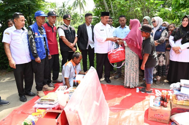 Wakil Bupati Aceh Besar Drs H Syukri A Jalil menyerahkan bantuan masa panik kepada korban kebakaran rumah di Gampong Lam Biheu Siem, Kecamatan Darussalam, Aceh Besar, Rabu (25/02/2026).