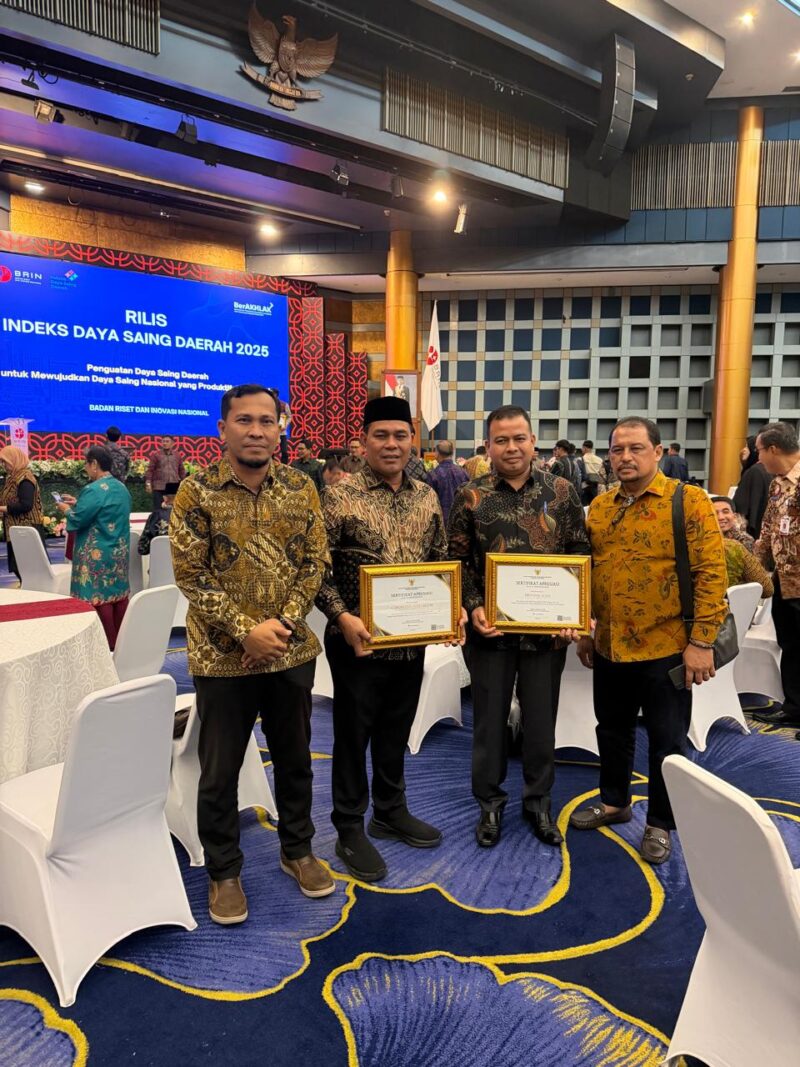 Bupati Aceh Besar H Muharram Idris (Syech Muharram), menerima penghargaan IDSD 2025 dari Kepala BRIN Prof Dr Arif Satria SP MSi, dalam acara rilis nasional IDSD di Jakarta, Selasa (24/02/2026).