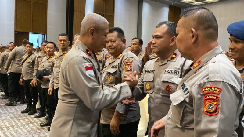 Wakapolda Aceh Brigjen Pol. Ari Wahyu Widodo, S.I.K., menyapa dan memberikan arahan kepada jajaran Kapolres saat penutupan Rapim Polda Aceh Tahun 2026 di Hotel The Pade, Aceh Besar, Rabu (25/02/2026). Foto: Dok. Istimewa