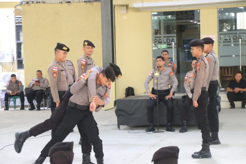 Kapolda Aceh, Irjen Pol Marzuki Ali Basyah menyaksikan anggotanya peragakan kemampuan bela diri, Kamis (26/02/2026). Foto: Polda Aceh