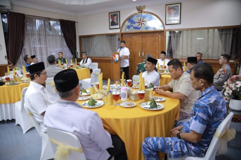 Wakil Bupati Aceh Besar Drs H Syukri A Jalil menghadiri acara buka puasa bersama panitia STERAU, Parisada Hindu Dharma Indonesia (PHDI), serta Forkopimda Aceh di Ruang VIP Lanud SIM Kecamatan Blang Bintang, Aceh Besar, Rabu (25/02/2026).