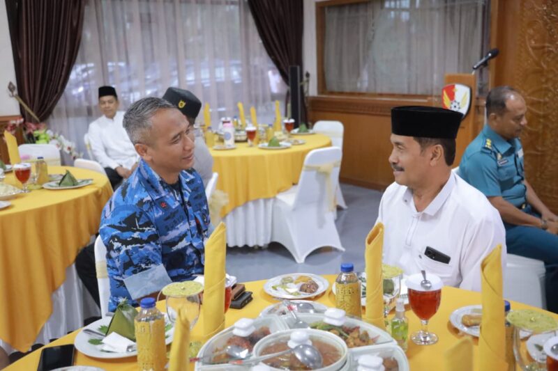 Wakil Bupati Aceh Besar Drs H Syukri A Jalil menghadiri acara buka puasa bersama panitia STERAU, Parisada Hindu Dharma Indonesia (PHDI), serta Forkopimda Aceh di Ruang VIP Lanud SIM Kecamatan Blang Bintang, Aceh Besar, Rabu (25/02/2026).
