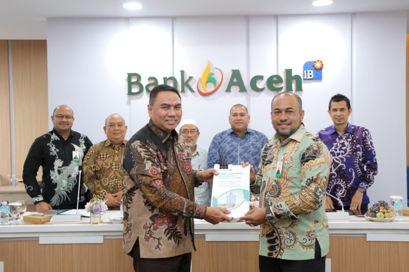 Direktur Utama Bank Aceh Syariah, Fadhil Ilyas, menerima Laporan Hasil Audit (LHA) dengan opini Wajar Tanpa Pengecualian (WTP) dari KAP Heliantono & Rekan di Gedung Action Center, Banda Aceh, sebagai bentuk penguatan transparansi dan akuntabilitas laporan keuangan tahun buku 2025.(13/01/2026).