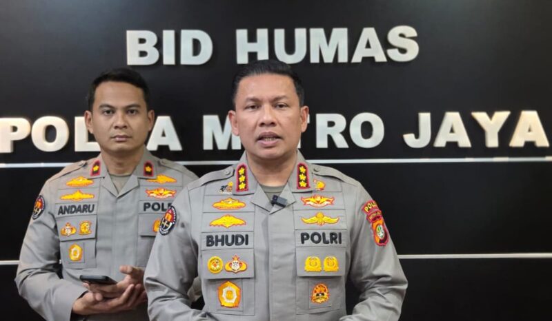 Kabid Humas Polda Metro Jaya Kombes Pol Budi Hermanto (kanan) didampingi pejabat Humas menyampaikan keterangan pers terkait pengamanan aksi mahasiswa di depan Mabes Polri, Jakarta Selatan, Jumat (27/02/2026). Foto: (Humas Polri).