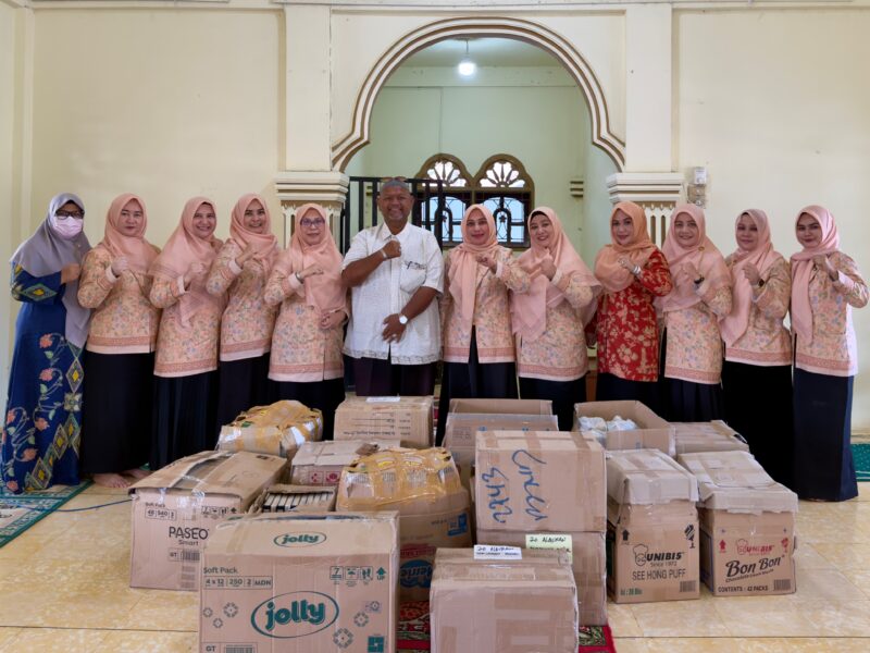 Ketua Dharma Wanita Persatuan (DWP) Aceh, Malahayati M. Nasir, bersama jajaran pengurus DWP menyalurkan bantuan paket Ramadan kepada masyarakat terdampak banjir di Desa Mideun Jok, Kecamatan Samalanga, Kabupaten Bireuen, Sabtu (28/02/2026).