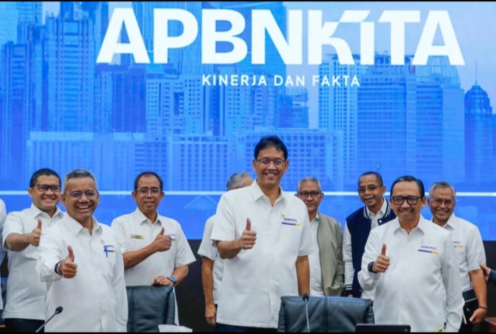 Menteri Keuangan Purbaya Yudhi Sadewa bersama Wakil Menteri Keuangan Juda Agung dan Suahasil Nazara foto bersama sebelum memberikan keterangan pada konferensi pers APBN KiTa edisi Februari 2026 di Jakarta, Senin (23/02/2026). Foto: dokumen ist.
