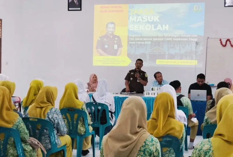 Kejaksaan Tinggi Aceh melalui program Jaksa Masuk Sekolah (JMS) memberikan penyuluhan hukum kepada para siswa SMA Negeri 1 Ingin Jaya, Kamis (26/02/2026). Foto: Humas Kejati Aceh