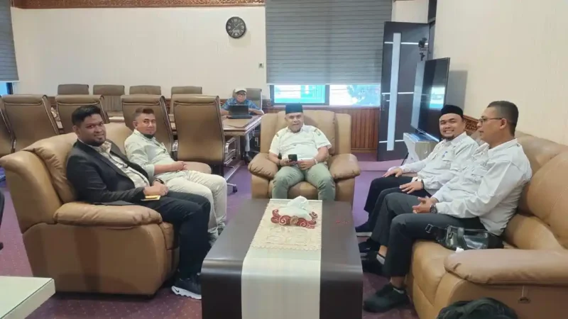 Audiensi - Plt Kepala Dinas Pendidikan Aceh, Murthalamuddin MSP menerima kunjungan audiensi Pengurus Ikatan Guru Indonesia (IGI) Provinsi Aceh di ruang kerjanya, Rabu (25/02/2026) siang.