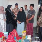 Wali kota Illiza Sa’aduddin Djamal, secara langsung menyerahkan bantuan masa panik kepada korban kebakaran,Dusun Bungong Jeumpa, Gampong Emperom, Kecamatan Jaya Baru.Kebakaran yang terjadi pada Rabu malam (18/02/2026).