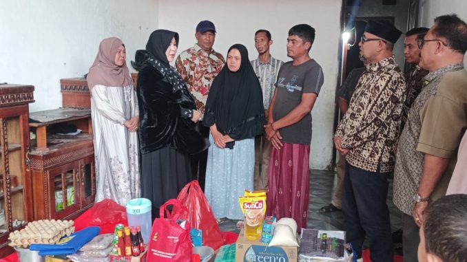 Wali kota Illiza Sa’aduddin Djamal, secara langsung menyerahkan bantuan masa panik kepada korban kebakaran,Dusun Bungong Jeumpa, Gampong Emperom, Kecamatan Jaya Baru.Kebakaran yang terjadi pada Rabu malam (18/02/2026).