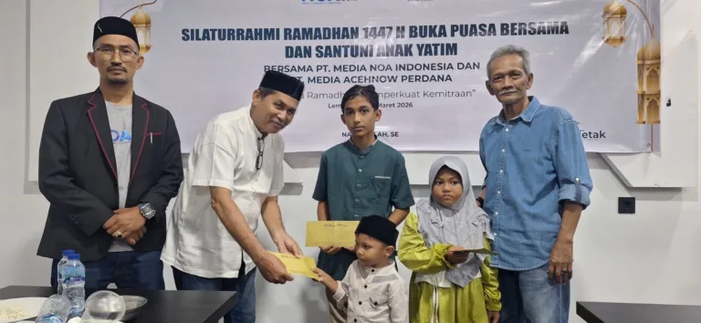 Pemred Acehnow.com, Azhari serta Pemred NOA.co.id, HT Anwar Ibrahim didampingi CEO PT Media NOA Indonesia dan PT Media Acehnow Perdana, Nazarullah menyerahkan santunan untuk anak yatim pada rangkaian acara buka puasa bersama yang dilaksanakan oleh pimpinan media tersebut di Banda Aceh, Jumat,(13/03/2026).Foto: Ist