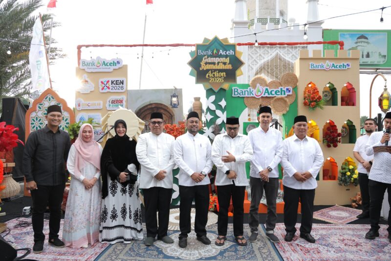 Direktur Utama Bank Aceh Fadhil bersama jajaran dan tamu undangan berfoto pada pembukaan Gampong Ramadhan in Action 2026 di kawasan Masjid Raya Baiturrahman, Banda Aceh, Minggu (01/03/2026). Foto: (Humas Bank Aceh).