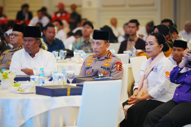 Kapolri Jenderal Listyo Sigit Prabowo (tengah) menghadiri acara buka puasa bersama Konfederasi Serikat Buruh Seluruh Indonesia (KSBSI) di Gedung Tribrata, Jakarta Selatan, Minggu (01/03/2026). Foto: (Humas Polri).