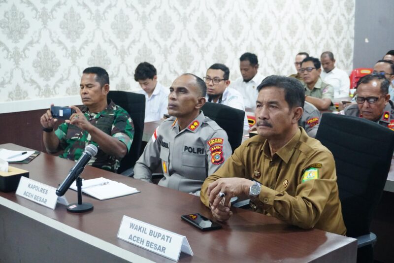 Wakil Bupati Aceh Besar Drs. Syukri dan Forkopimda mengikuti Rapat Koordinasi (Rakor) Lintas Sektoral dalam rangka kesiapan Operasi Ketupat dan Idul Fitri tahun 1447 H melalui zoom meeting di Aula Satya Maprabu Mapolres Aceh Besar, Kota Jantho, Senin (02/03/2026).