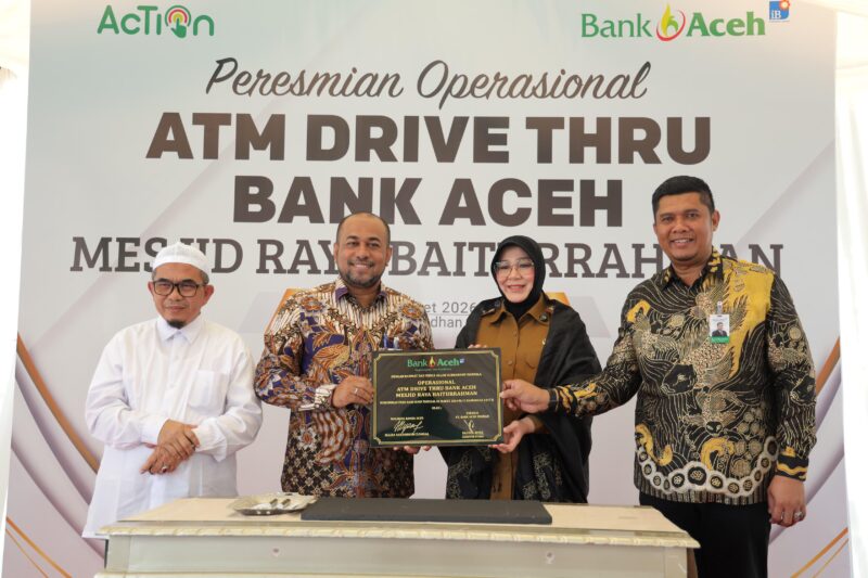 Direktur Utama Bank Aceh,Fadhil Ilyas bersama Wali Kota Banda Aceh,Illiza Sa'aduddin Djamal meresmikan fasilitas ATM Drive Thru di kawasan strategis Taman Kota Banda Aceh.Foto : Humas BAS