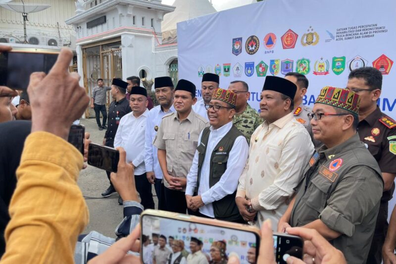 Wakil Gubernur Aceh, Fadhlullah, SE bersama Bupati Bireuen Mukhlis dan Menteri Koordinator Bidang Pembangunan Manusia dan Kebudayaan Pratikno, saat menyerahkan bantuan stimulan rumah rusak ringan dan sedang tahap II kepada warga terdampak banjir dan longsor di Pendopo Bupati Bireuen, Selasa (03/03/2026).