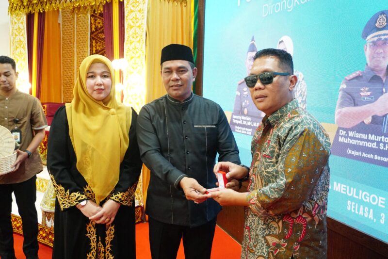 Bupati Aceh Besar H Muharram Idris menyerahkan cendera mata kepada Jemmy Novian Tirayudi SH MH atas dedikasi selama menjabat sebagai Kajari Aceh Besar, di Meuligoe Bupati Aceh Besar, Kota Jantho, Selasa (03/03/2026) sore.