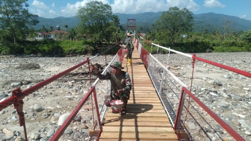 Personel Kodim 0108/Aceh Tenggara bersama warga melakukan percepatan penyelesaian perbaikan jembatan gantung penghubung Kecamatan Darul Hasanah dan Badar, yang kini telah mencapai progres 96 persen.(03/03/2026) Foto : dokumen ist