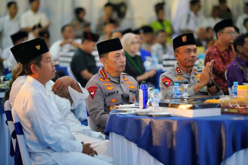 Kapolri Jenderal Listyo Sigit Prabowo menyampaikan paparan mengenai upaya Pemerintah Indonesia dalam mendorong perdamaian dunia saat menghadiri acara Silaturahmi Ramadhan di Polda Jawa Barat, Rabu (04/03/2026).