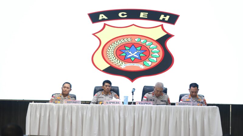 Kapolda Aceh Irjen Pol. Marzuki Ali Basyah didampingi Wakapolda Aceh Brigjen Pol. Ari Wahyu Widodo serta pejabat utama Polda Aceh saat memberikan arahan kepada personel Ditpamobvit dan Ditbinmas di Gedung Presisi Polda Aceh, Banda Aceh, Rabu (04/03/2026). Foto: (Humas Polda Aceh)