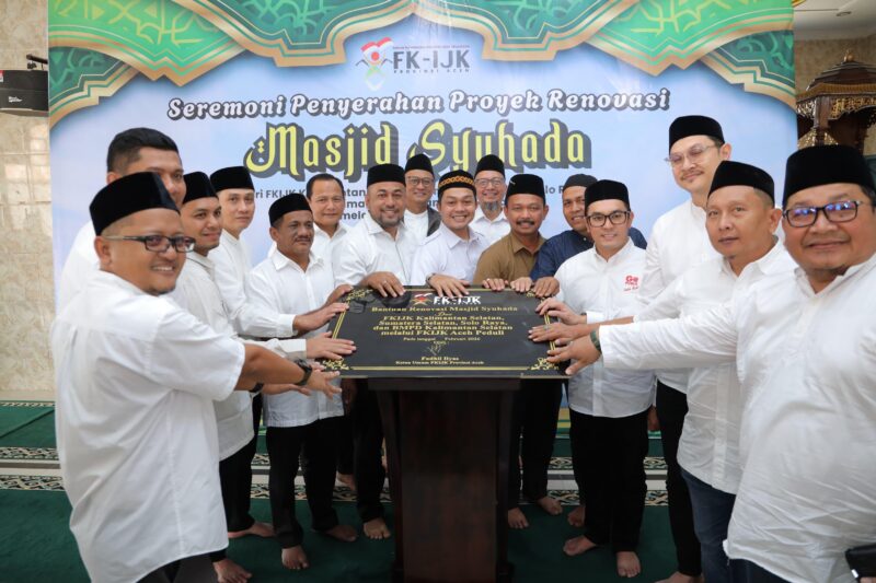 Perwakilan Forum Komunikasi Industri Jasa Keuangan Aceh bersama unsur pemerintah daerah dan tokoh masyarakat berfoto usai seremoni penyerahan proyek renovasi Masjid Syuhada Kuala Simpang di Kabupaten Aceh Tamiang, Kamis (05/03/2026). Foto: Dok. Istimewa