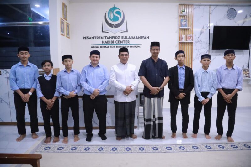 Bupati Aceh Besar H. Muharram Idris melakukan foto bersama dengan santri di Pesantren Tahfidz Sulaimaniyah Turki di Gampong Seupeu, Kecamatan Kuta Baro, Aceh Besar, Kamis (05/03/2026).