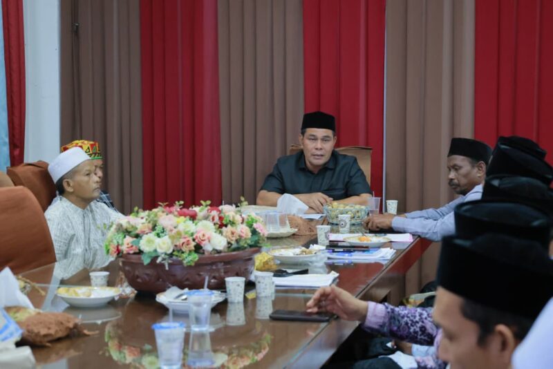 Bupati Aceh Besar H. Muharram Idris memimpin rapat evaluasi dan pelaporan hasil perekrutan pengajar Beut Kitab Bak Sikula di Gedung Dekranasda Aceh Besar, Jumat (06/03/2026) malam. 