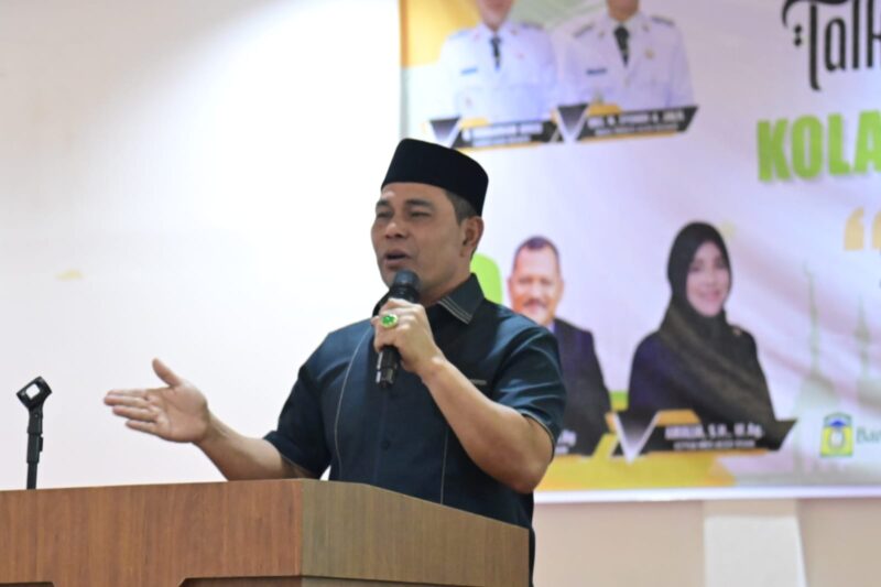 Bupati Aceh Besar Muharram Idris saat memberikan sambutan di Talk Show diselenggarakan oleh ICMI dan MES, bertempat Hotel Madinatul Zahra, Darul Imarah, Sabtu (07/03/2026).