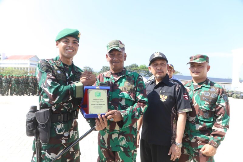Pemerintah Kabupaten Pidie Jaya menyerahkan sertifikat penghargaan kepada Danyonif TP 836/Brahma Yodha Letkol Inf Faishal Riza sebagai bentuk apresiasi atas kontribusi TNI dalam pemulihan pascabencana di Pidie Jaya, Sabtu (07/03/2026). Foto: Dok. Istimewa