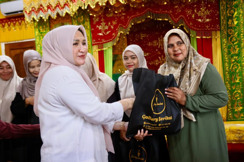 Ketua TP PKK Aceh Marlina Muzakir, didampingi Ketua Yayasan Halimon Al Asyi Anjar Aulia, menyerahkan santunan lebaran kepada Inong Balee, di Meuligoe Gubernur Aceh, Minggu (08/03/2026).