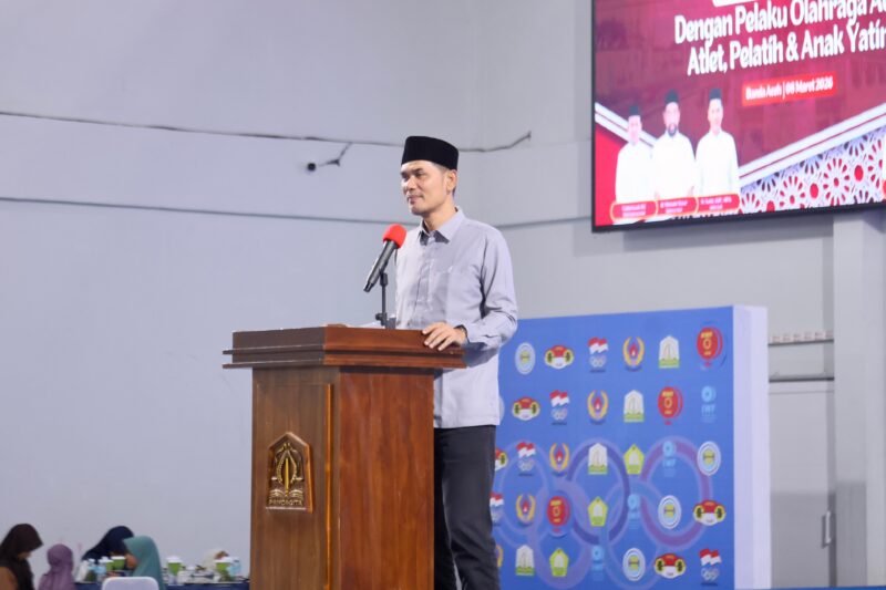 Sekretaris Daerah Aceh M Nasir, S.IP, MPA menyampaikan sambutan pada acara Buka Puasa Bersama KONI Aceh dengan pelaku olahraga, atlet, pelatih dan anak yatim, di GOR Persatuan Angkat Berat Angkat Besi dan Binaraga Seluruh Indonesia, Minggu (08/03/2026) sore. Turut hadir Ketua TP-PKK Aceh & Ketua DWP Aceh