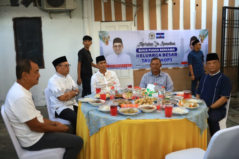 Anggota Komisi III DPR RI, H.Teuku Ibrahim menggelar acara buka puasa bersama (bukber) dengan Kapolda Aceh Irjen Pol. Drs. Marzuki Ali Basyah, M. M dan sejumlah tokoh masyarakat di Taufik Kupi, Minggu (08/03/2026) sore. Foto: Humas Polda Aceh