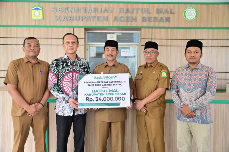 Wakil Bupati Aceh Besar Drs H Syukri didampingi Asisten I Sekda Aceh Besar Farhan AP dan Kepala Sekretariat Baitul Mal Aceh Besar Apriadi ST menerima penyerahan zakat karyawan dan karyawati PT. Bank Aceh Syariah Cabang Jantho yang diserahkan oleh pimpinan PT. Bank Aceh Syariah Cabang Jantho, Mursal di sekretariat Baitul Mal Aceh Besar, Senin (09/03/2026).