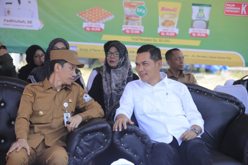 Sekda Aceh, M. Nasir, S.IP, MPA di dampingi Bupati Aceh Barat, Tarmizi serta SkPA terkait membuka acara Gerakan pangan Murah (GPM) di Area pasar Tani Meulaboh, Senin,09 Maret 2026.