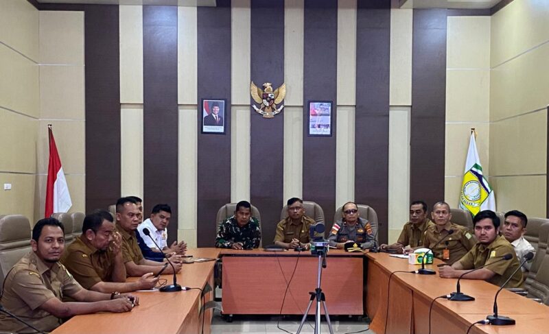 Kepala Dinas Pangan Aceh Besar, Alyadi, SPi, MM saat mengikuti Rapat Koordinasi Pengendalian Inflasi Daerah, bersama angggota TPID di Kantor Bupati Aceh Besar, Kota Jantho, Senin (09/03/2026).
