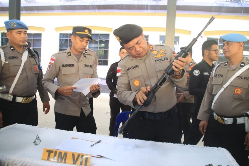 Pejabat Polda Aceh melakukan pemeriksaan senjata api dinas milik personel saat kegiatan pemeriksaan senjata api di lingkungan Polda Aceh di Meuligoe Tribrata, Kota Banda Aceh, Senin (09/03/2026). Foto: (Humas Polda Aceh).