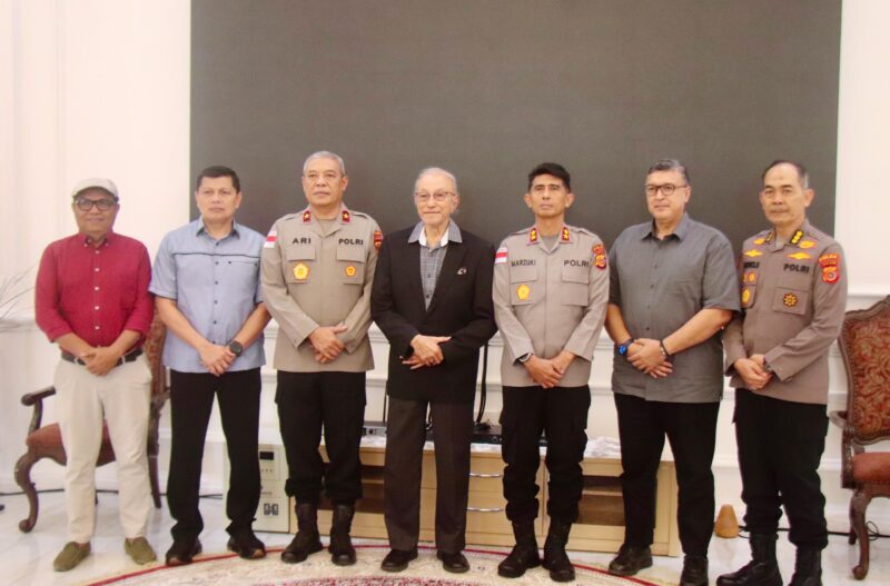Kapolda Aceh Irjen Pol. Marzuki Ali Basyah bersama Wali Nanggroe Aceh Malik Mahmud Al-Haythar serta pejabat utama Kepolisian Daerah Aceh berfoto bersama usai pertemuan silaturahmi di Kantor Lembaga Wali Nanggroe Aceh, Aceh Besar, Selasa (10/03/2026). Foto: Dok. Istimewa
