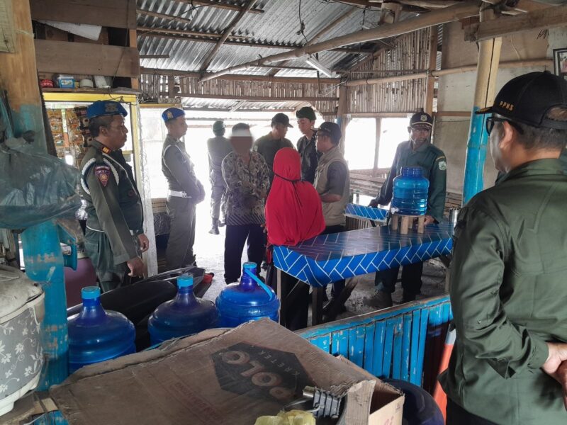 Petugas Satpol PP dan WH Aceh Besar memberikan pembinaan kepada pelaku mokel dan pemilik warung, di Gampong Seuot Tunong, Kecamatan Indrapuri, Kabupaten Aceh Besar, Selasa (10/03/2026).