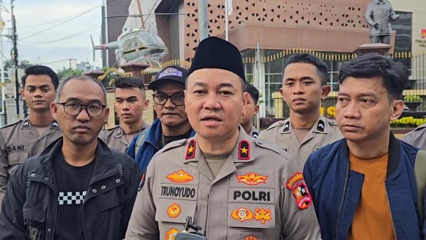 Polri bersama para jurnalis membagikan paket takjil kepada pengendara dan masyarakat yang melintas di sekitar kawasan Mabes Polri, Jakarta Selatan, dalam kegiatan berbagi Ramadan, Selasa (10/03/2026). Foto: (Humas Polri).