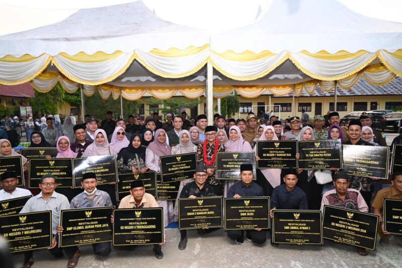 Mendikdasmen Abdul Mu’ti bersama Kadisdik Aceh Murthalamuddin dan Bupati Pidie Jaya Sibral Malasyi berfoto bersama usai penandatanganan prasasti peresmian revitalisasi 29 sekolah di SMA Negeri 1 Meureudu, Pidie Jaya, Senin (09/03/2026). (Foto/ist).