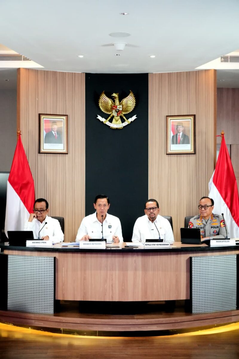 Wakapolri Komjen Pol. Prof. Dr. Dedi Prasetyo, S.H., M.Hum., M.Si., M.M. bersama Menteri Koordinator Bidang Pembangunan Manusia dan Kebudayaan Pratikno dan Kepala Staf Kepresidenan mengikuti konferensi pers kesiapan arus mudik Lebaran 2026 dan pengamanan nasional di Kantor Staf Presiden, Jakarta, Rabu (11/03/2026). Foto: (Humas Polri).