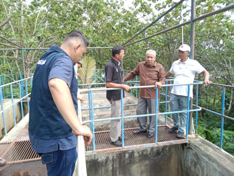Plt Dirut PDAM Tirta Mountala Aceh Besar Ir Yusmadi MM bersama tim saat meninjau kondisi WTP di Mata Ie, Kecamatan Darul Imarah, Aceh Besar, Selasa (10/03/2026). 