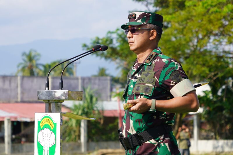 Panglima Komando Daerah Militer Iskandar Muda (Pangdam IM) Mayjen TNI Joko Hadi Susilo, S.I.P. secara resmi menutup pelaksanaan program TNI Manunggal Membangun Desa (TMMD) Ke-127 Tahun Anggaran 2026 dalam sebuah upacara yang digelar di Lapangan Bola Kaki Desa Meunasah, Kecamatan Jeunieb, Kabupaten Bireuen, Rabu (11/03/2026). Dok. Ist